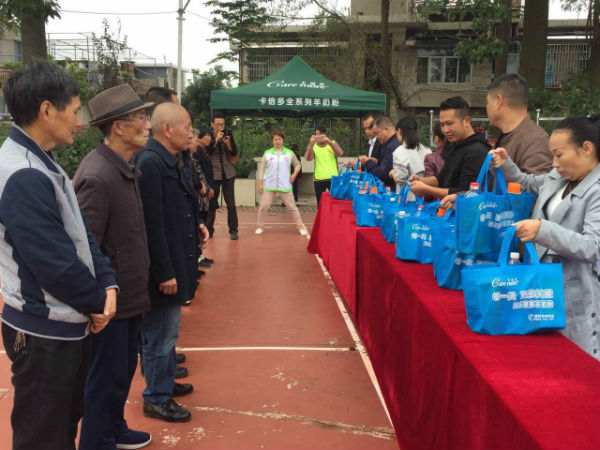 九九重阳节 浓浓敬老情！草莓影院羊奶粉关爱困境老人